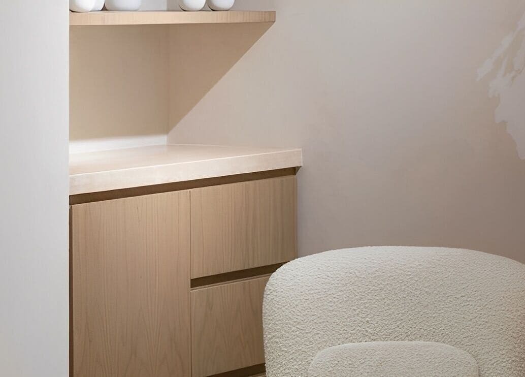 Elegant corner featuring modern decor at BaharBrows, Dubai, Dubai, AE, showcasing calming neutral tones.