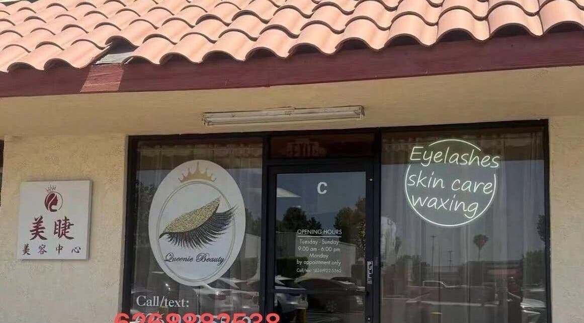 JoyBeautyStudio位于美国加利福尼亚州圣加布里埃尔的入口，提供美睫和护肤服务。