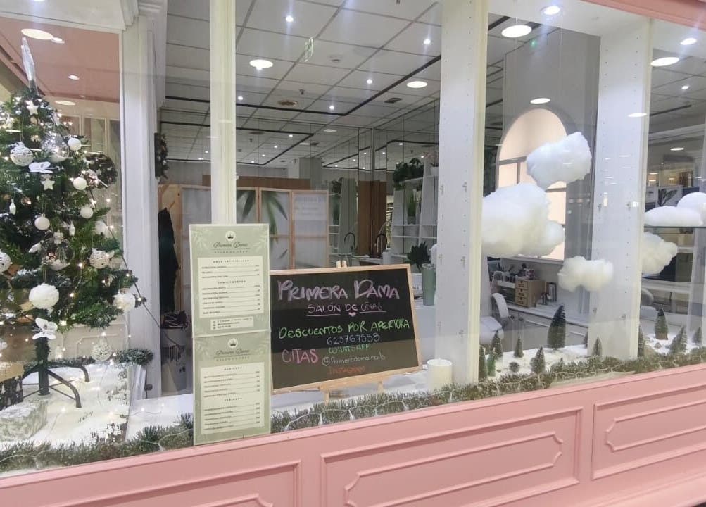 Ventana decorada en Primera Dama Salón de Uñas, Vilagarcía De Arousa, Pontevedra, ES con árbol de Navidad.