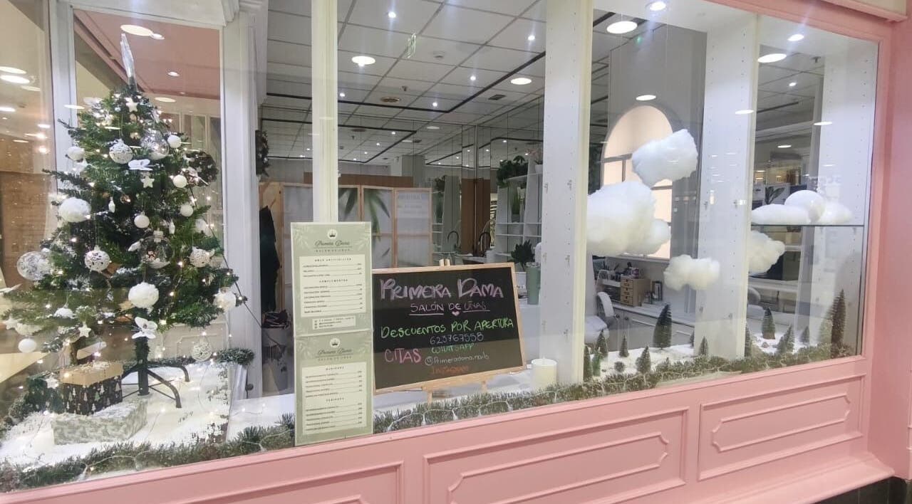 Ventana decorada en Primera Dama Salón de Uñas, Vilagarcía De Arousa, Pontevedra, ES con árbol de Navidad.