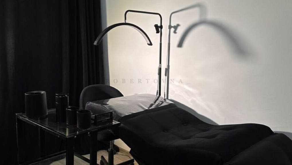 Елегантне освітлене робоче місце в OxiLashMagic, Hlavní Město Praha, Hlavní Město Praha, CZ.