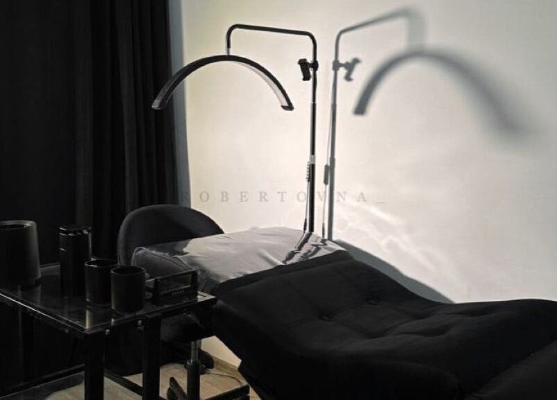 Елегантне освітлене робоче місце в OxiLashMagic, Hlavní Město Praha, Hlavní Město Praha, CZ.