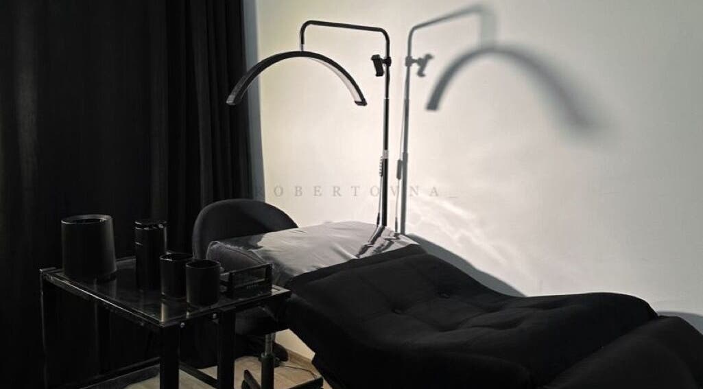 Елегантне освітлене робоче місце в OxiLashMagic, Hlavní Město Praha, Hlavní Město Praha, CZ.