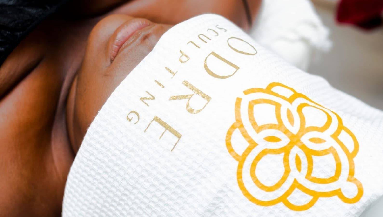 Client détendu avec serviette Odré Sculpting à Friar's Bay, Saint-Martin, MF.