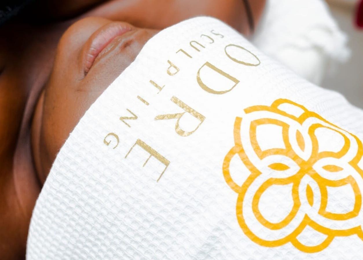 Client détendu avec serviette Odré Sculpting à Friar's Bay, Saint-Martin, MF.