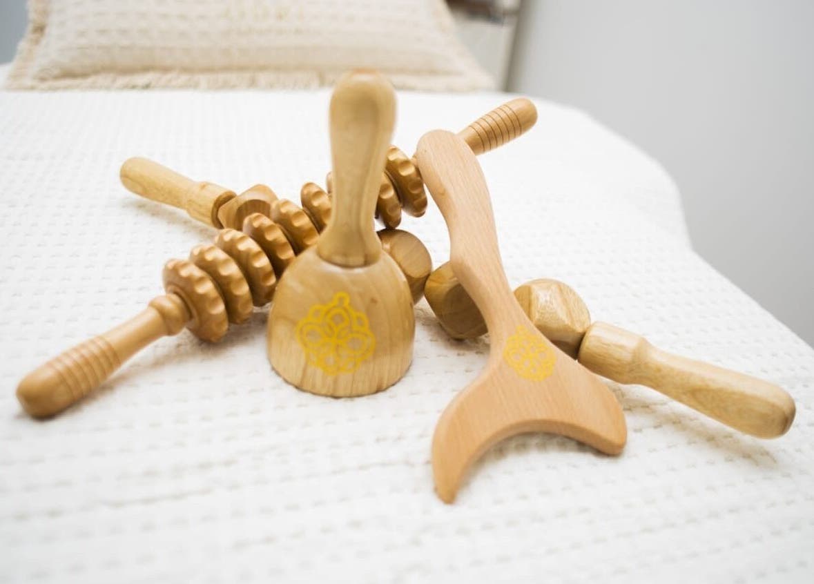 Instruments de massage en bois chez Odré Sculpting, Friar's Bay, Saint-Martin, MF.