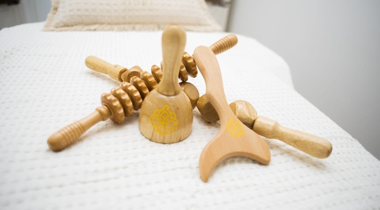 Instruments de massage en bois chez Odré Sculpting, Friar's Bay, Saint-Martin, MF.