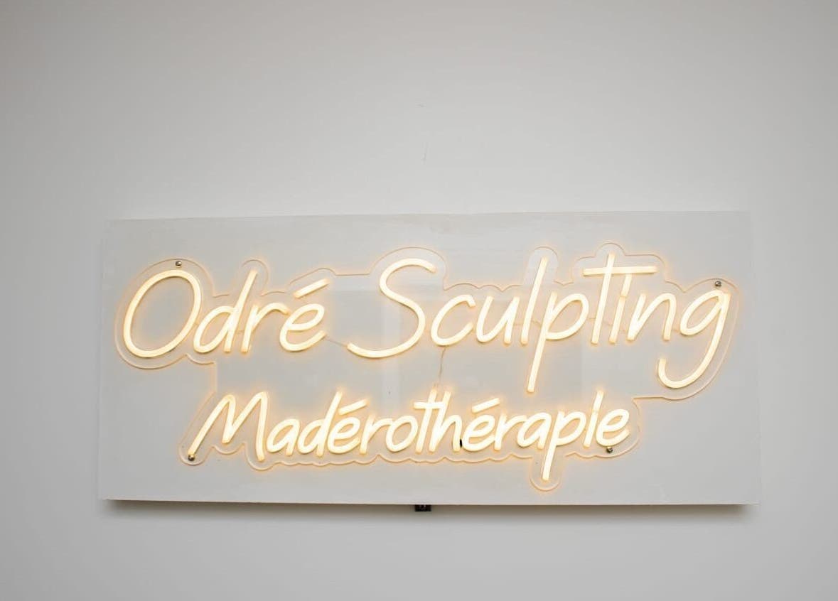 Enseigne lumineuse d'Odré Sculpting à Friar's Bay, Saint-Martin, MF, mettant en avant la madérothérapie.