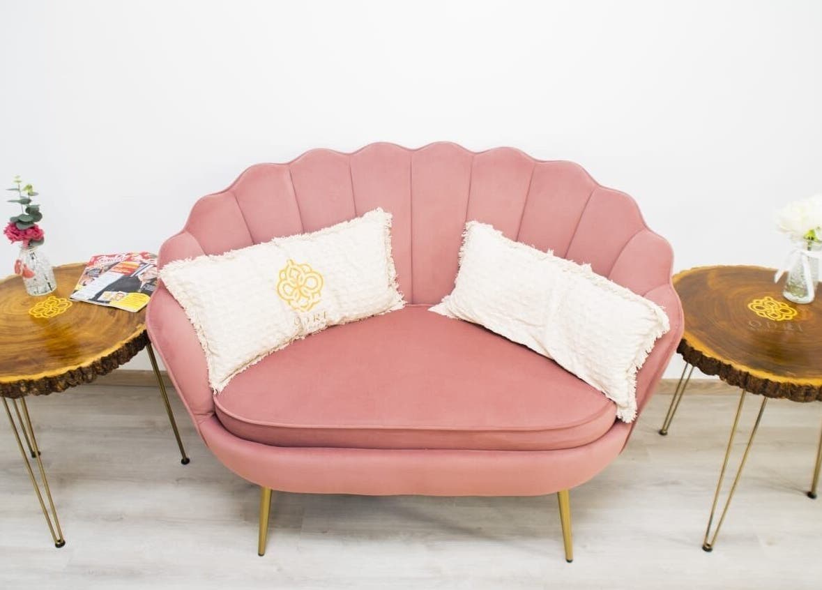 Canapé rose élégant avec oreillers chez Odré Sculpting, Friar's Bay, Saint-Martin, MF.