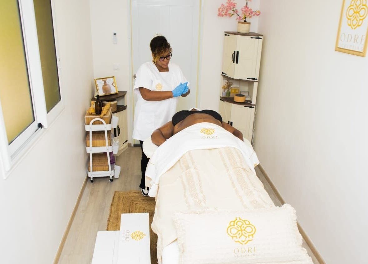 Salle de massage chez Odré Sculpting, Friar's Bay, Saint-Martin, MF avec thérapeute et table de soin.