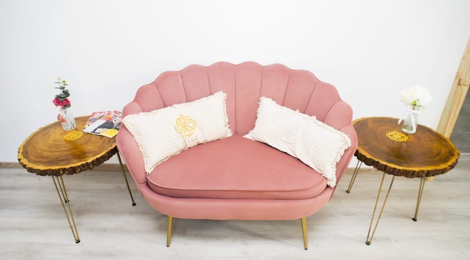 Coin salon élégant chez Odré Sculpting, Friar's Bay, Saint-Martin, MF avec canapé rose et tables en bois.