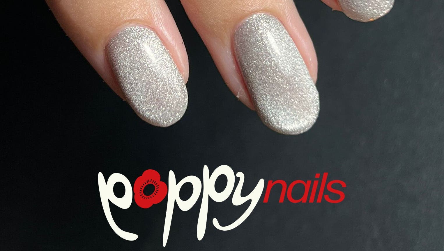 Manucure scintillante chez Poppynails, Saint Yvi, FR, offrant un design élégant et moderne.