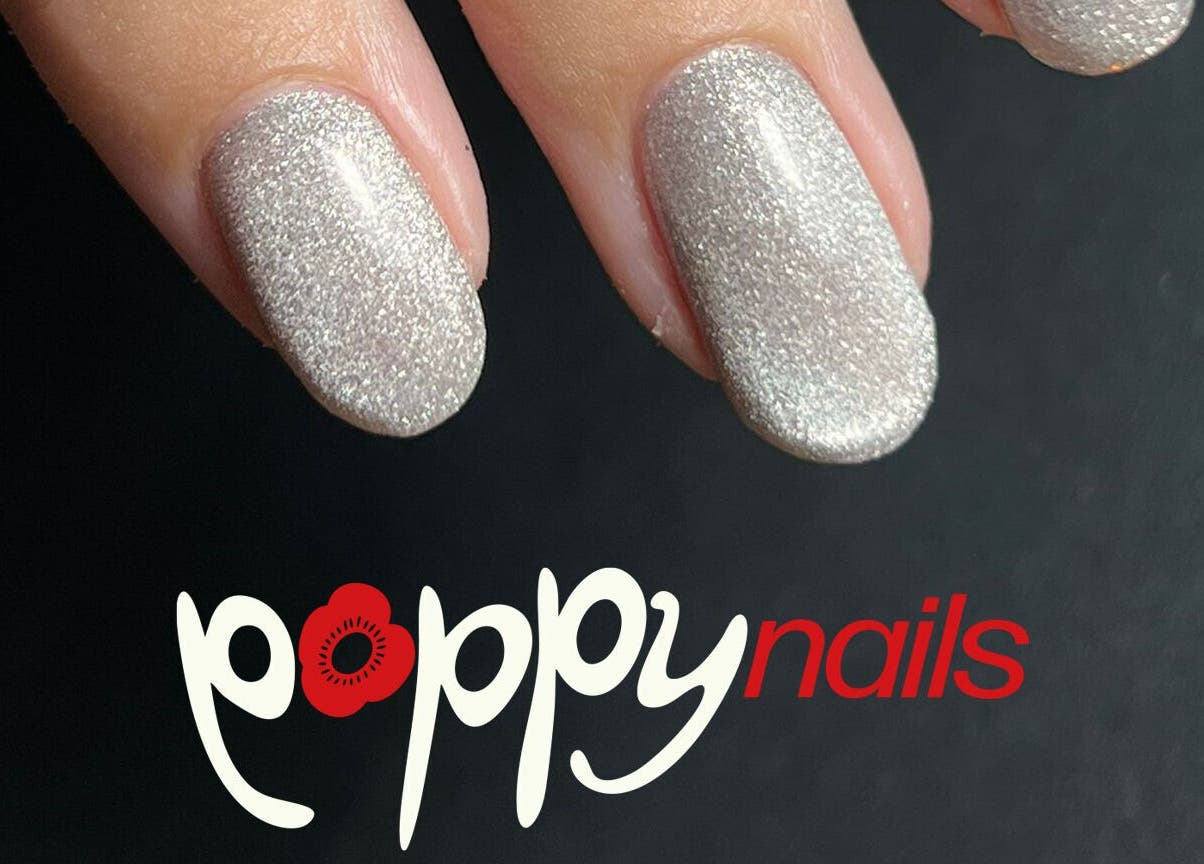 Manucure scintillante chez Poppynails, Saint Yvi, FR, offrant un design élégant et moderne.