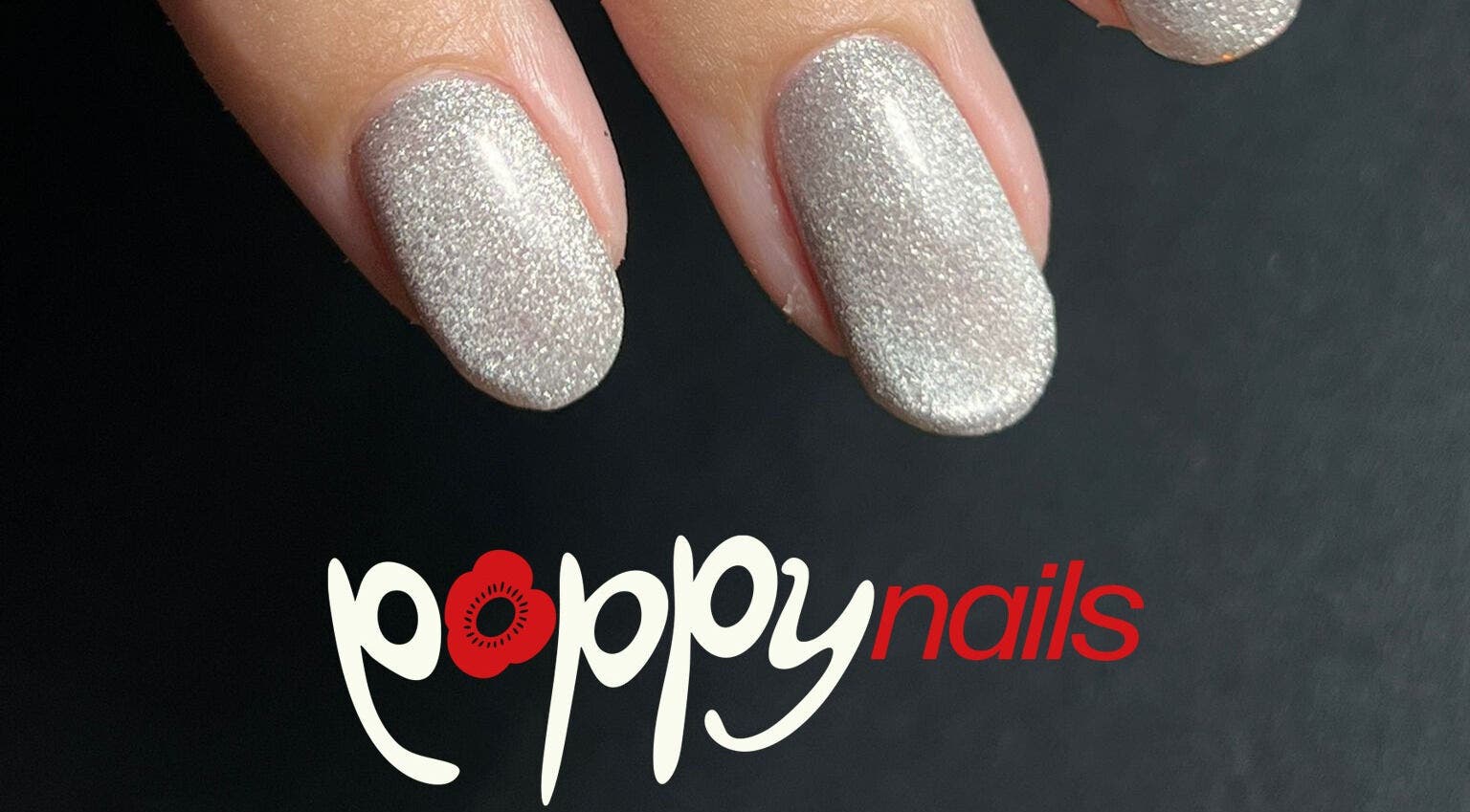 Manucure scintillante chez Poppynails, Saint Yvi, FR, offrant un design élégant et moderne.