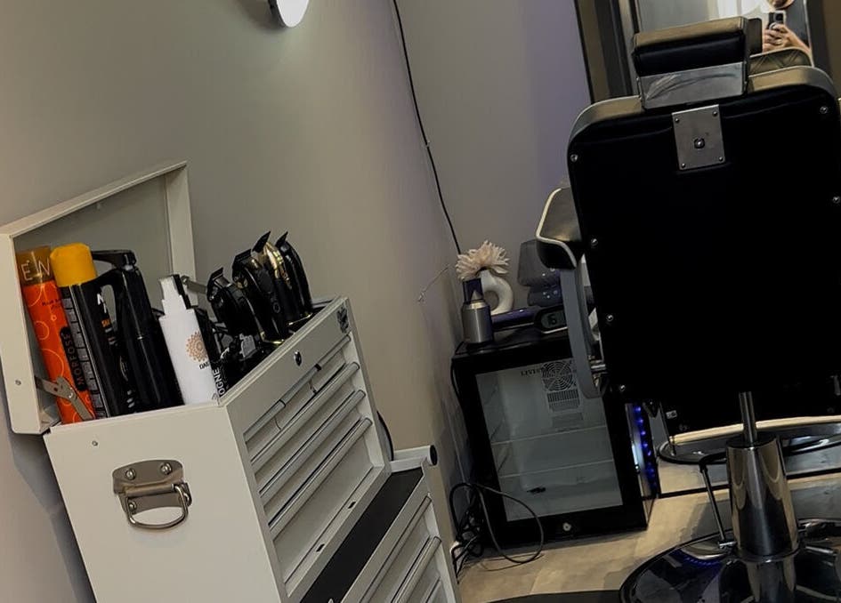 Interieur van Bram the Barberr, Zoetermeer, met moderne kappersstoel en gereedschap.