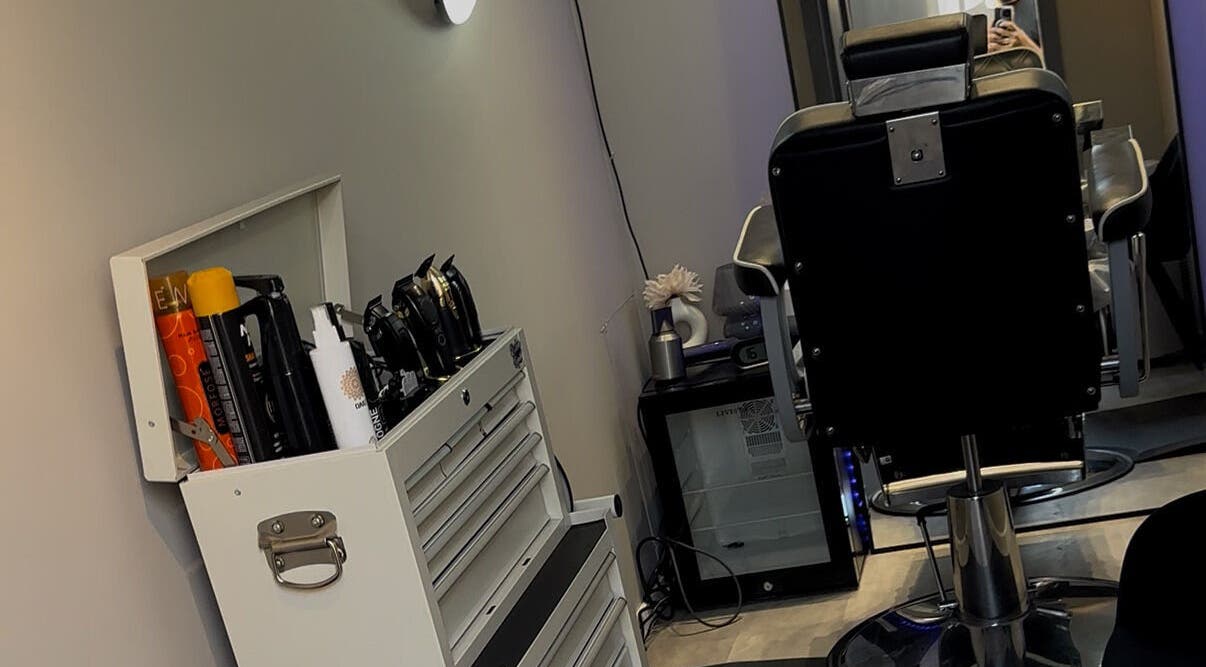 Interieur van Bram the Barberr, Zoetermeer, met moderne kappersstoel en gereedschap.