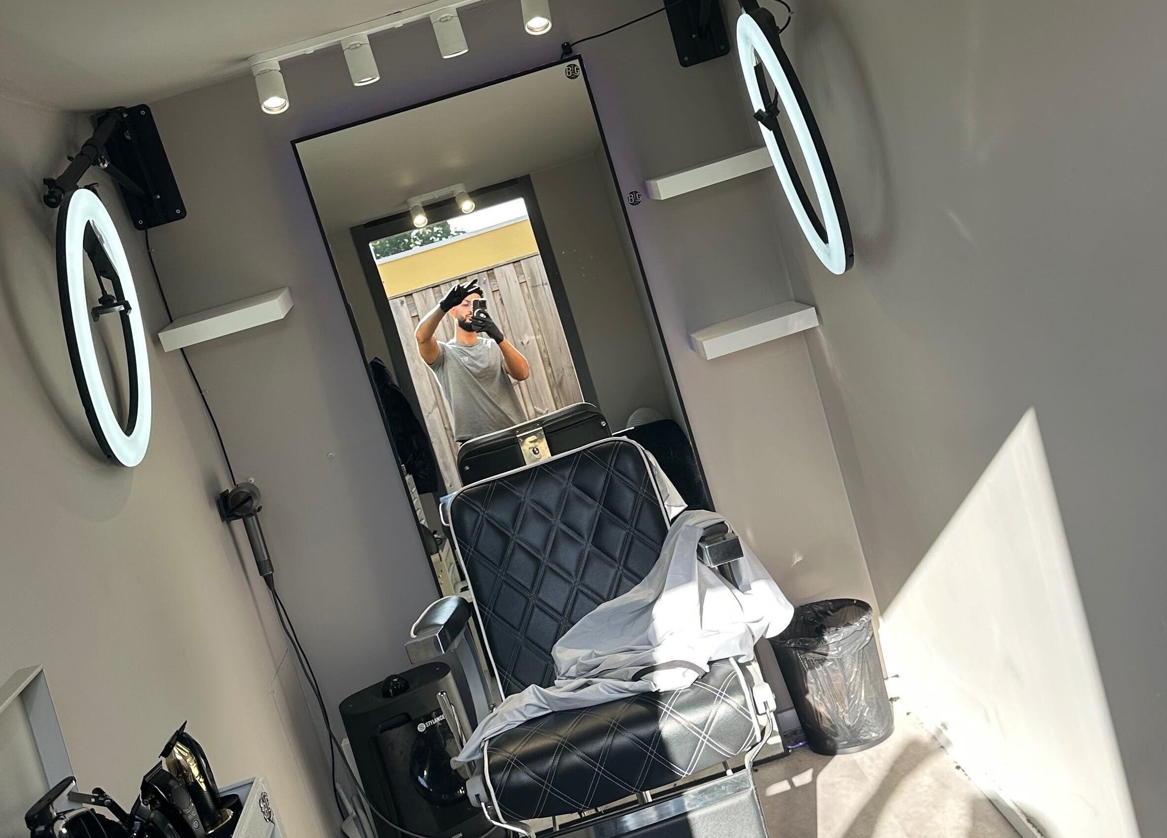 Interieur Bram the Barberr, moderne kappersstoel in Zoetermeer, Zuid-holland, NL met goede verlichting.