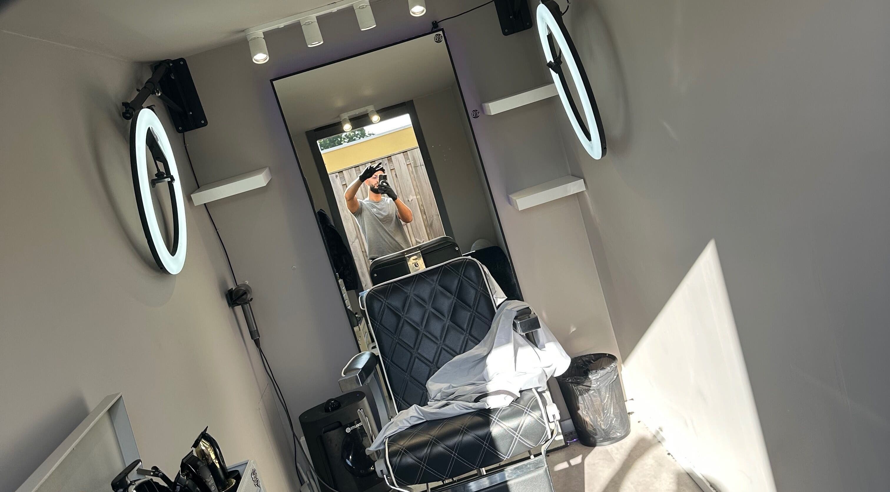 Interieur Bram the Barberr, moderne kappersstoel in Zoetermeer, Zuid-holland, NL met goede verlichting.