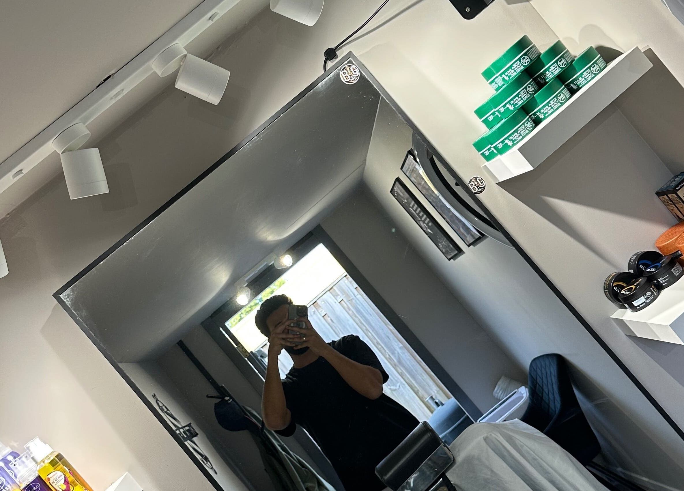 Interieur van Bram the Barberr in Zoetermeer, Zuid-holland, NL, met spiegels en haarproducten.