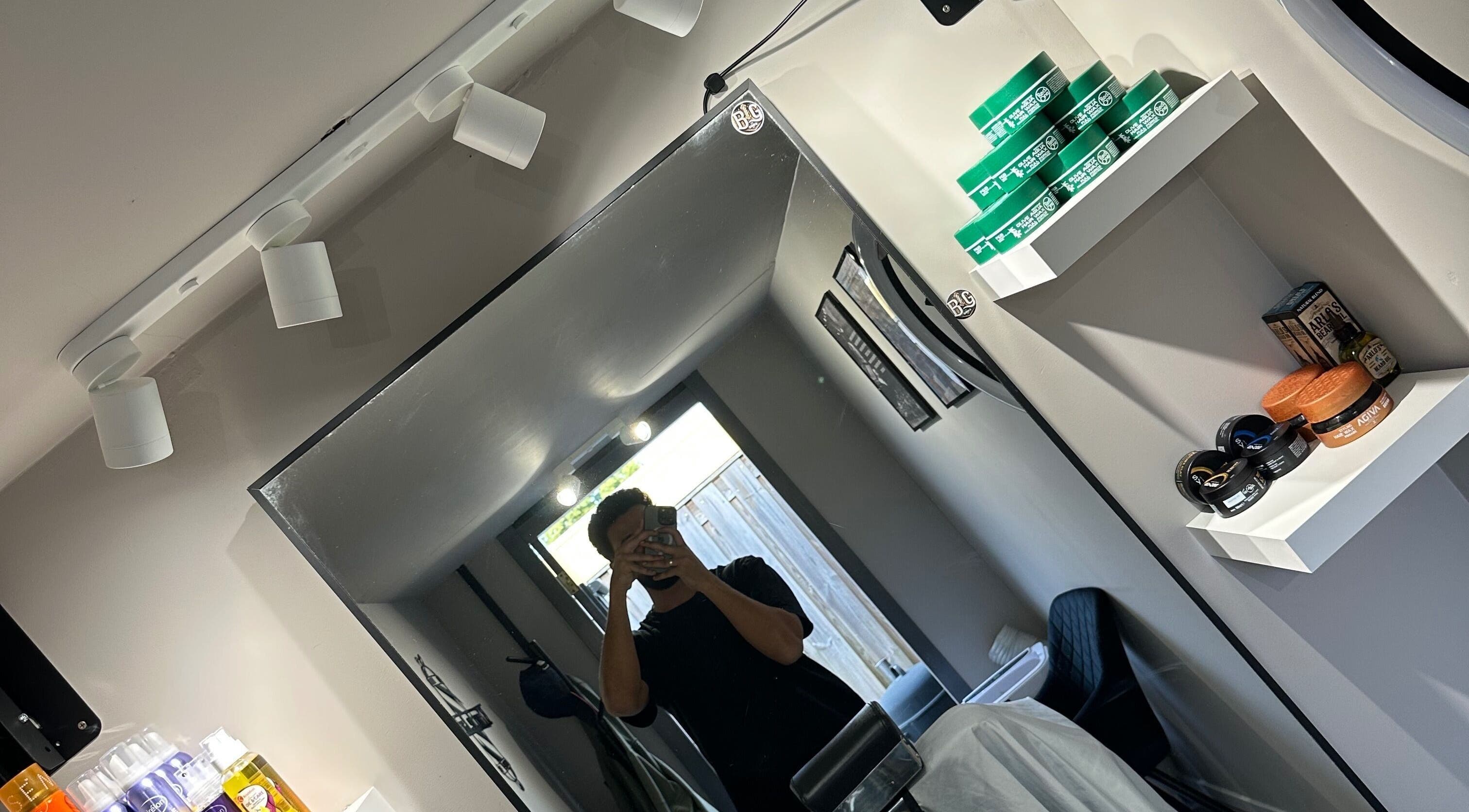 Interieur van Bram the Barberr in Zoetermeer, Zuid-holland, NL, met spiegels en haarproducten.