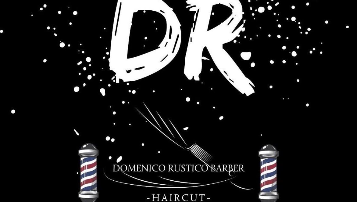 Logo di DRbarber a Delianuova, IT con dettagli artistici distintivi e motivi barber tradizionali.