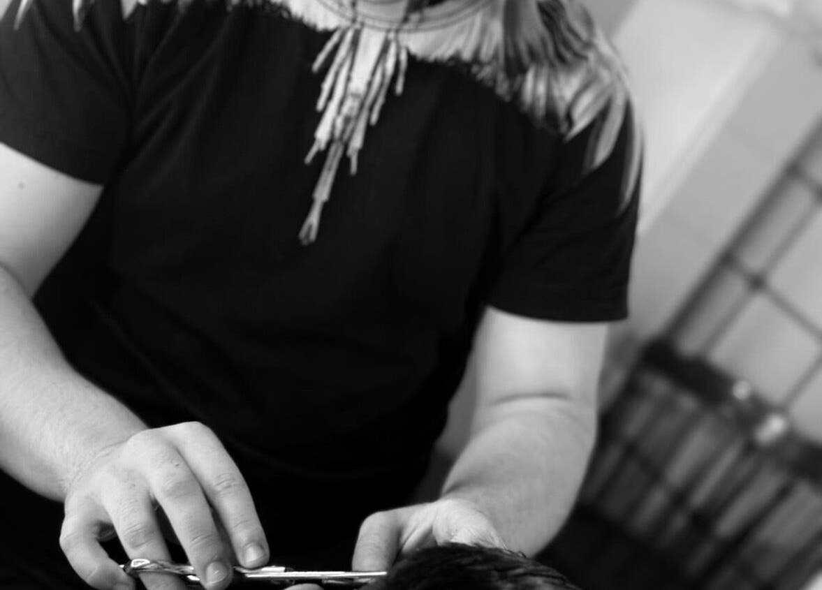 Barbiere al lavoro da DRbarber, Delianuova, IT, cura dei capelli e stile moderno.