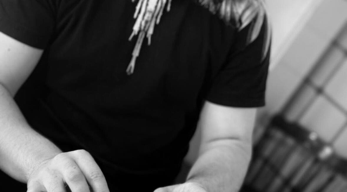 Barbiere al lavoro da DRbarber, Delianuova, IT, cura dei capelli e stile moderno.