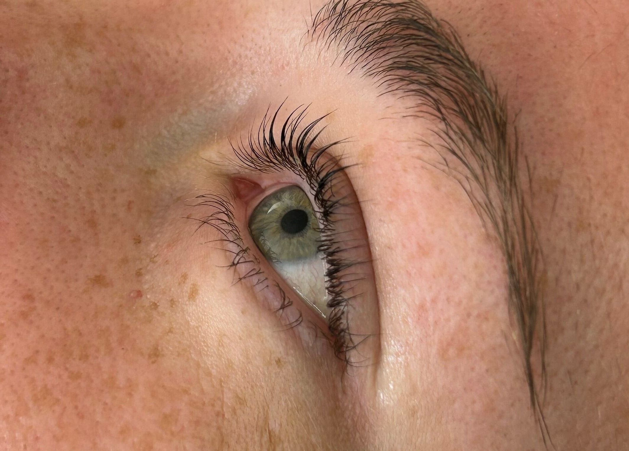 Soin du regard à L’instant beauté by Ambre FR, cil parfaitement recourbé et mis en valeur.