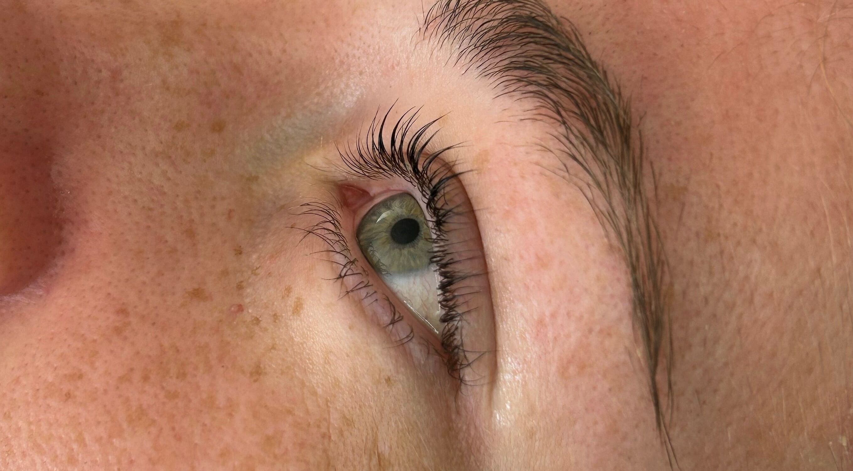 Soin du regard à L’instant beauté by Ambre FR, cil parfaitement recourbé et mis en valeur.