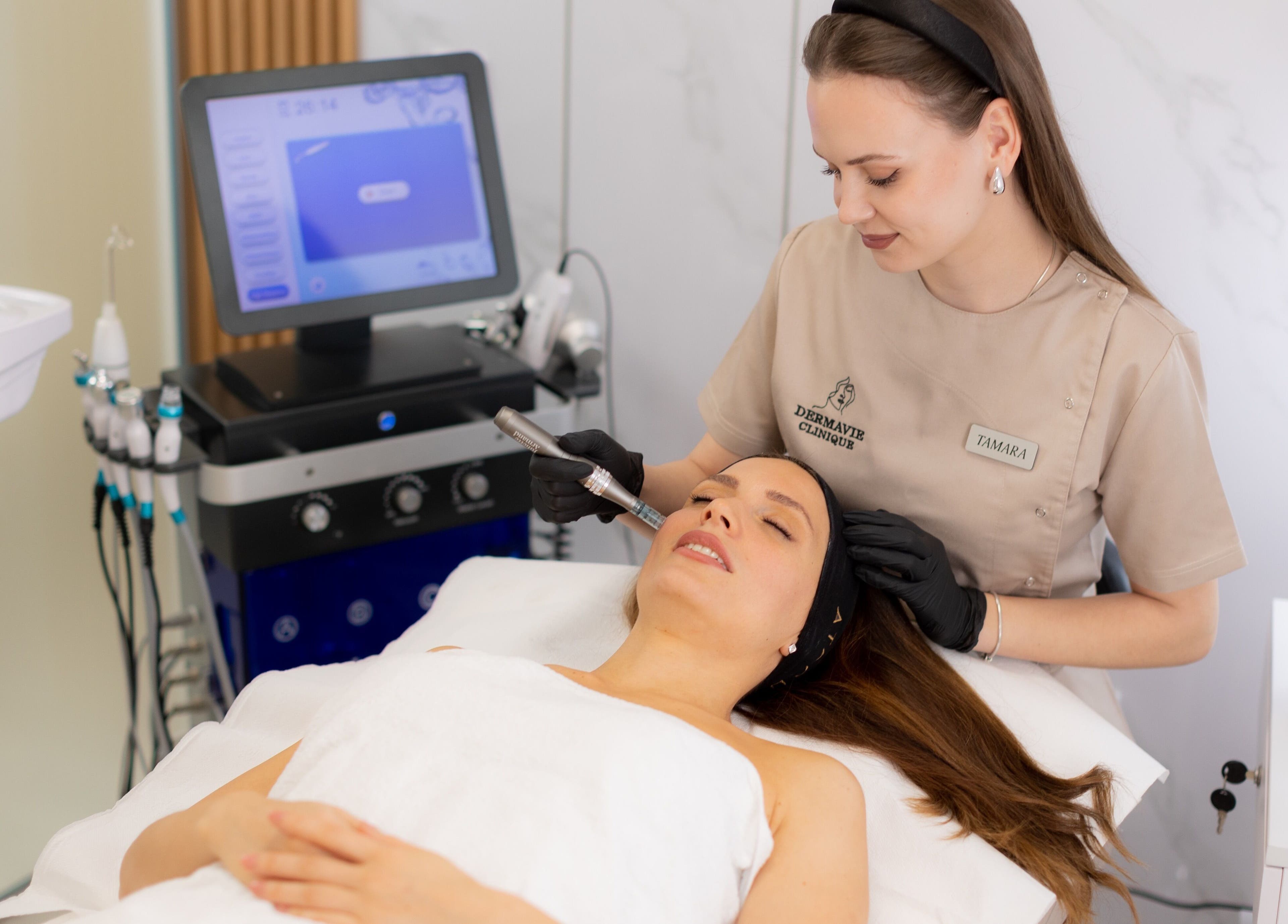 Therapist at Dermavie Clinique providing facial treatment in Novi Sad, Vojvodina, RS.