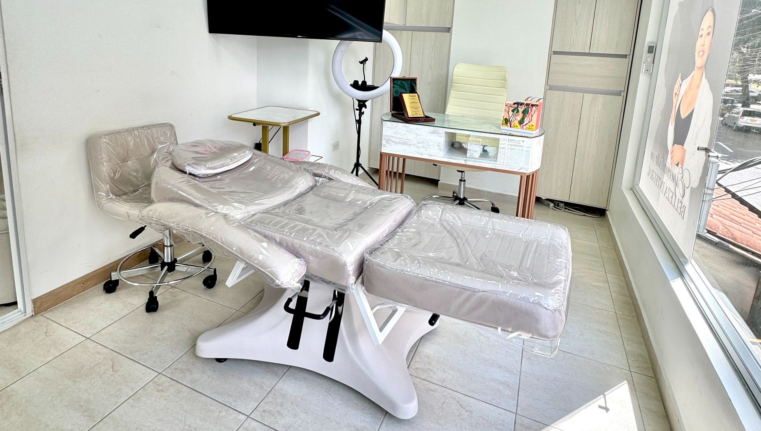 Sala de tratamiento en Luxury Beauty, Sabaneta, Antioquia, CO, con camilla ajustable y luz de anillo.