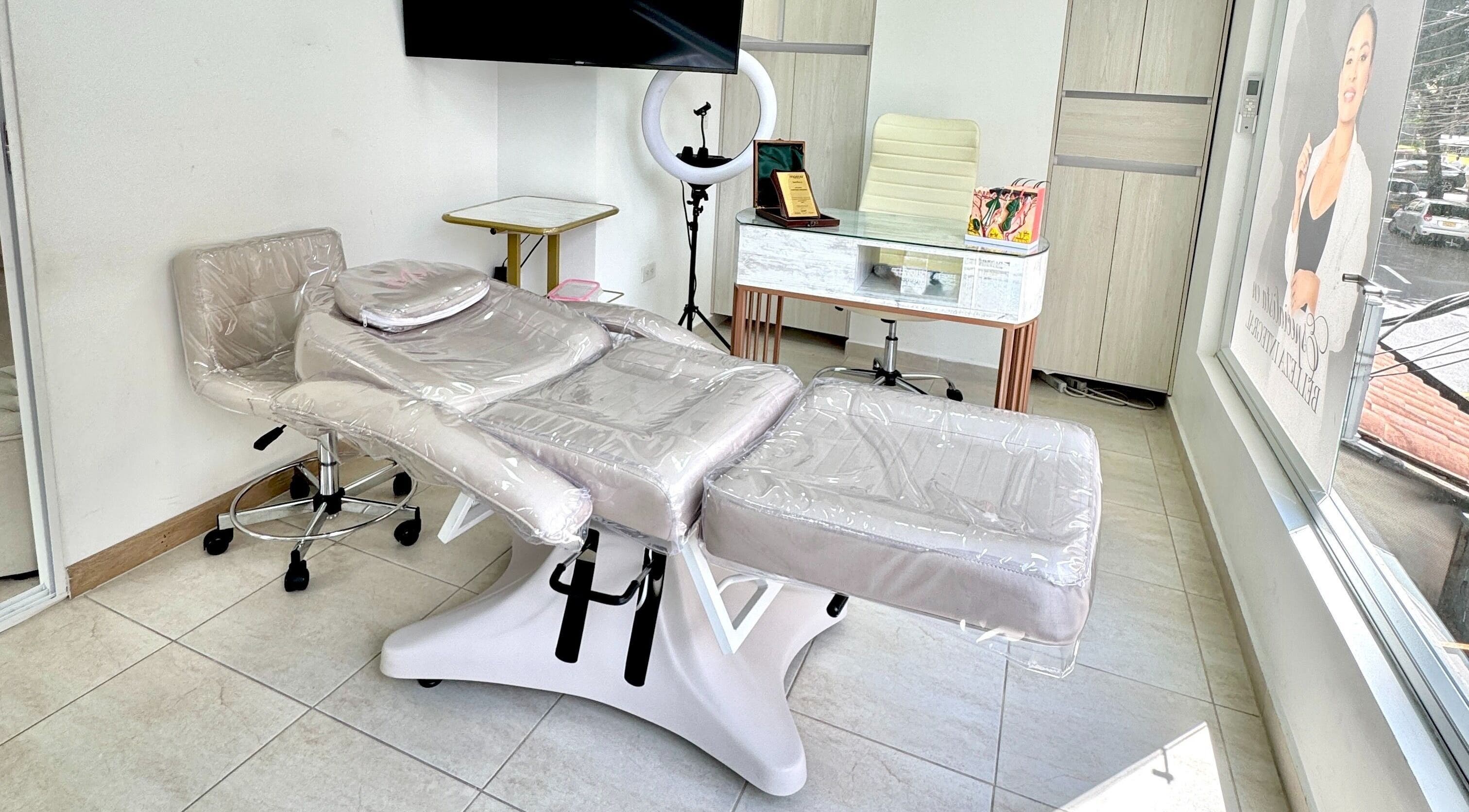 Sala de tratamiento en Luxury Beauty, Sabaneta, Antioquia, CO, con camilla ajustable y luz de anillo.