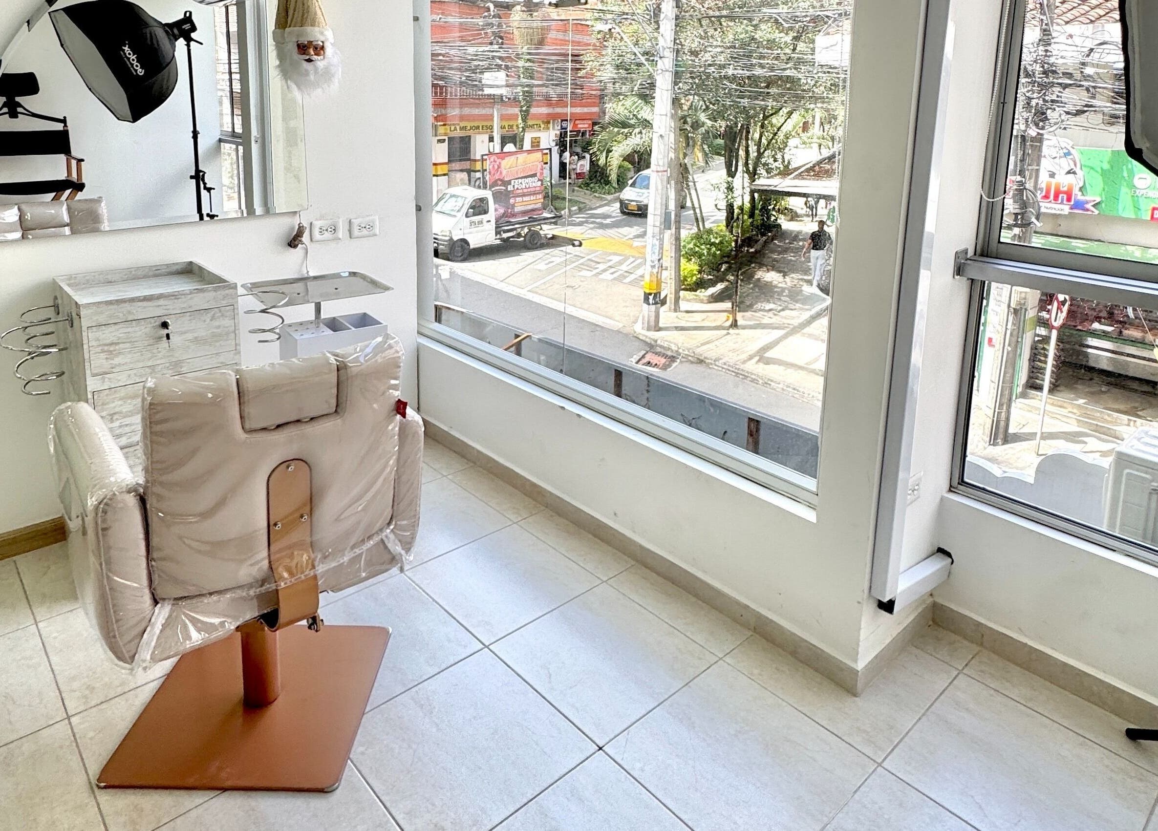 Silla de peluquería en Luxury Beauty con vista a Sabaneta, Antioquia, CO.