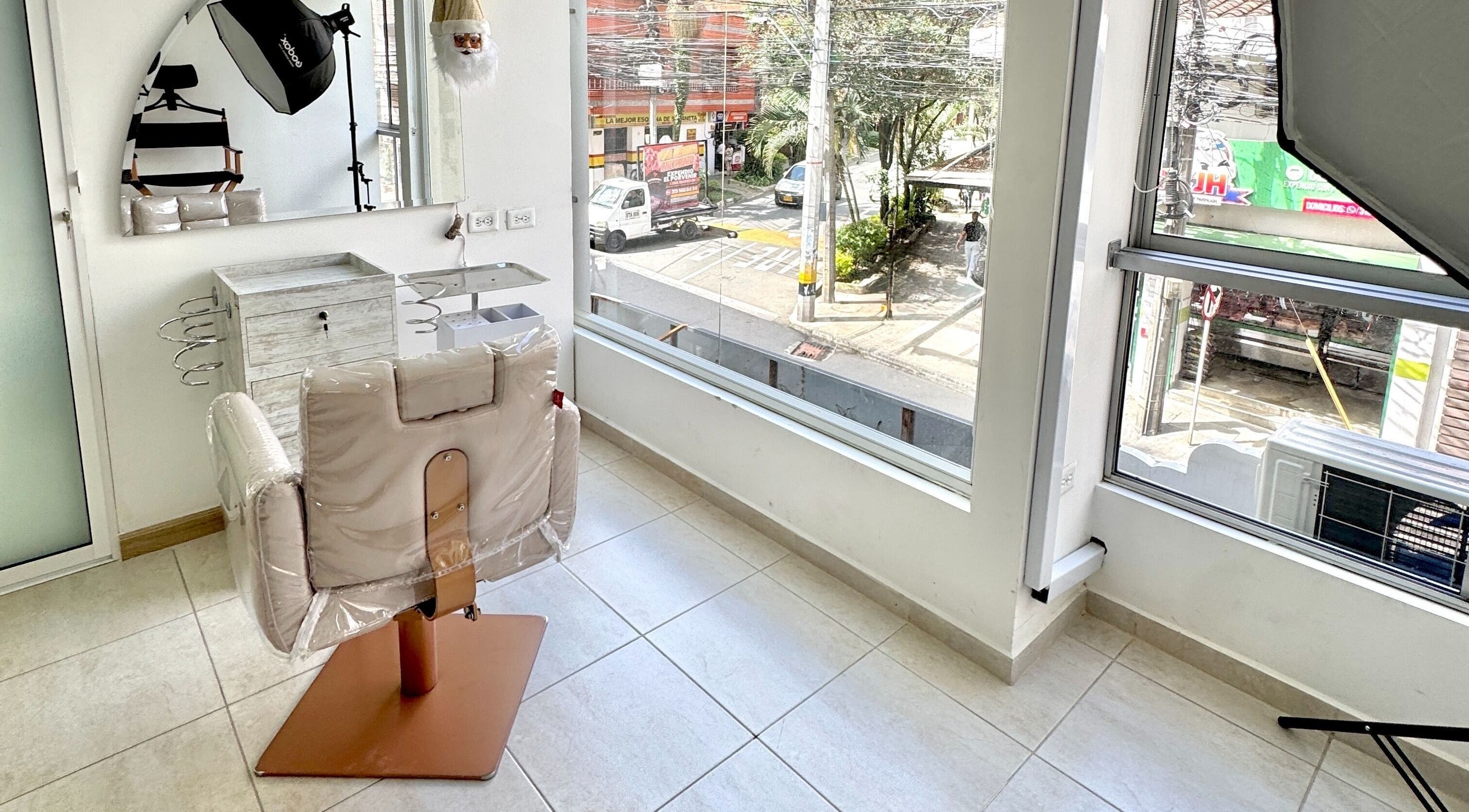 Silla de peluquería en Luxury Beauty con vista a Sabaneta, Antioquia, CO.