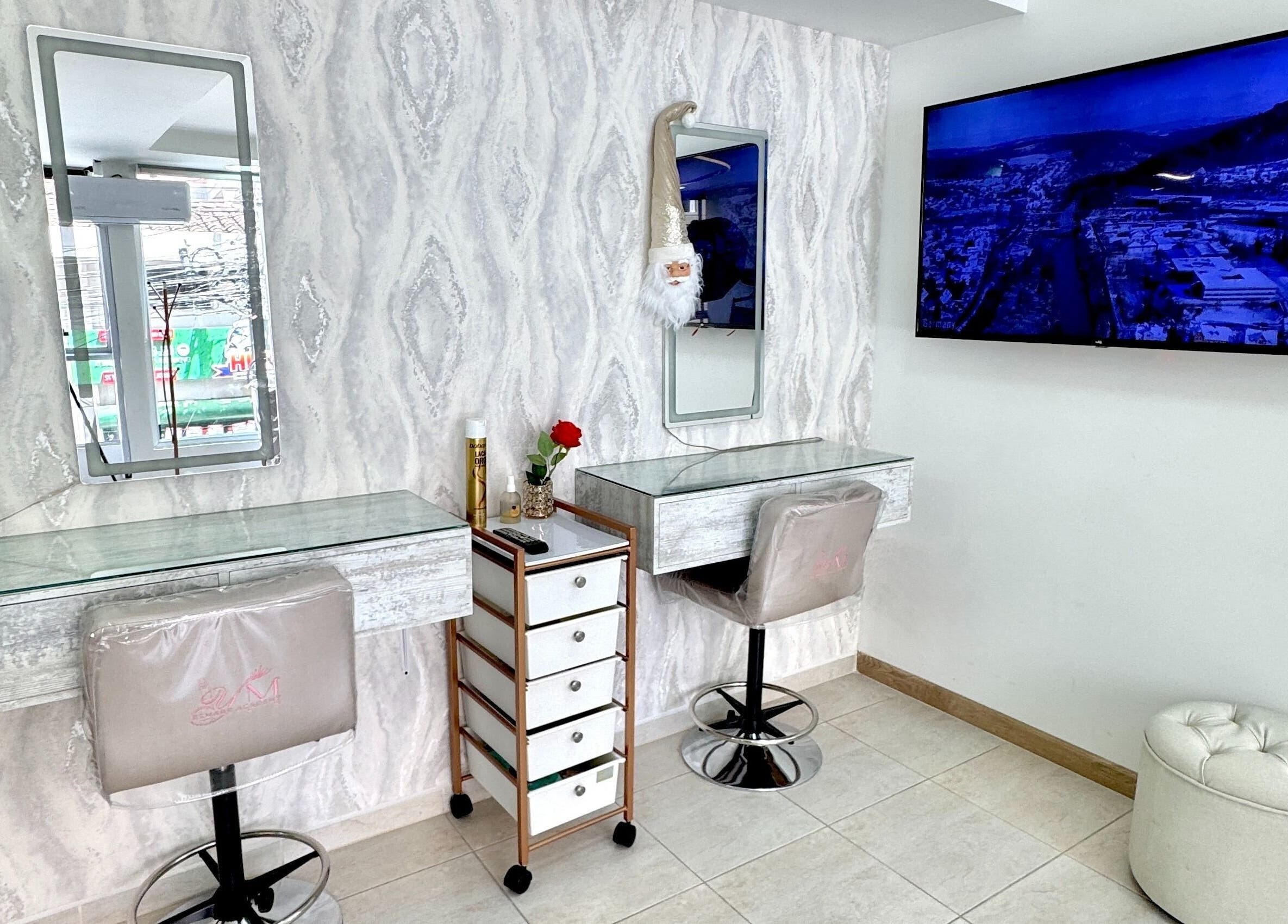 Estación de belleza en Luxury Beauty, Sabaneta, Antioquia, CO con espejo y decoración moderna.