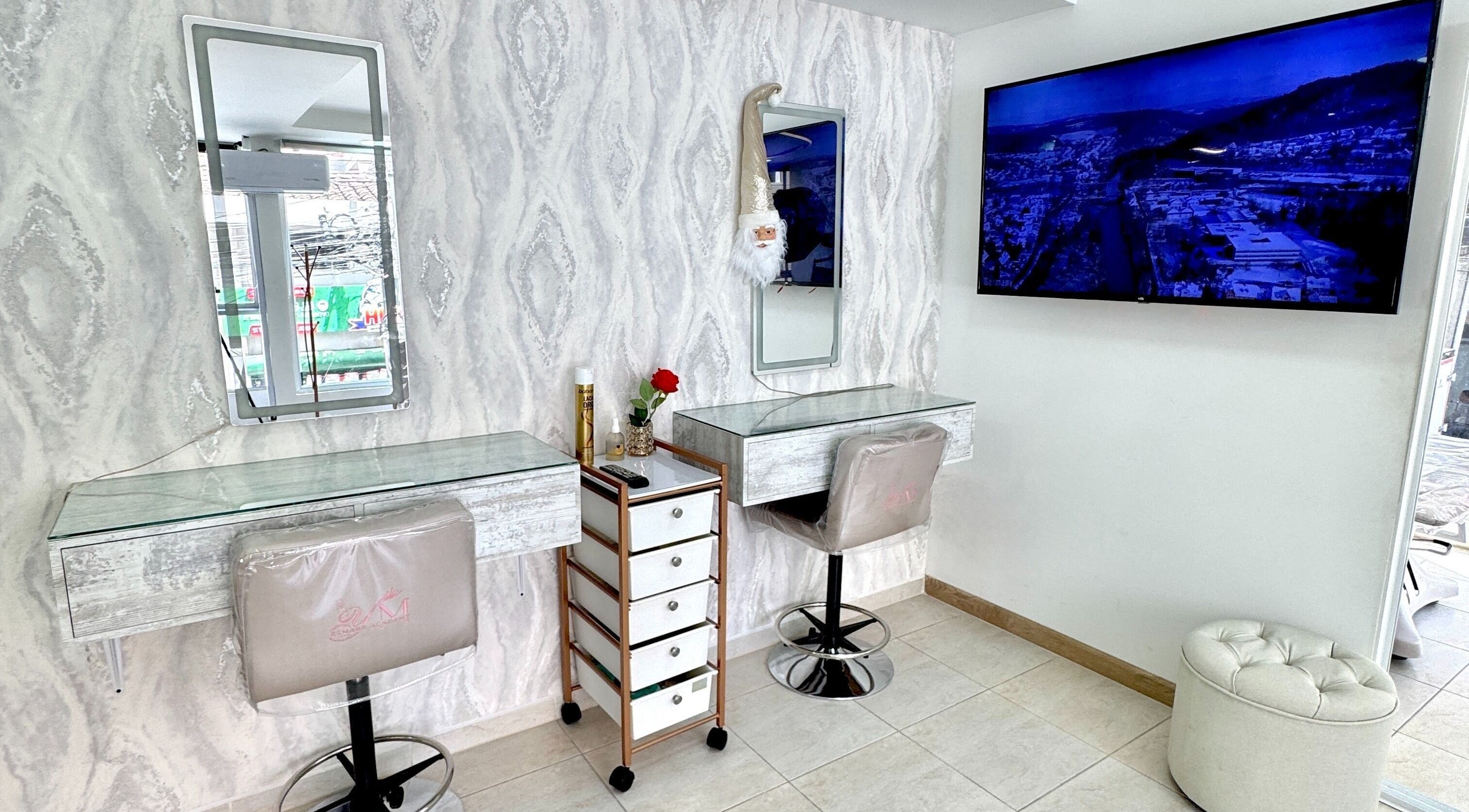 Estación de belleza en Luxury Beauty, Sabaneta, Antioquia, CO con espejo y decoración moderna.