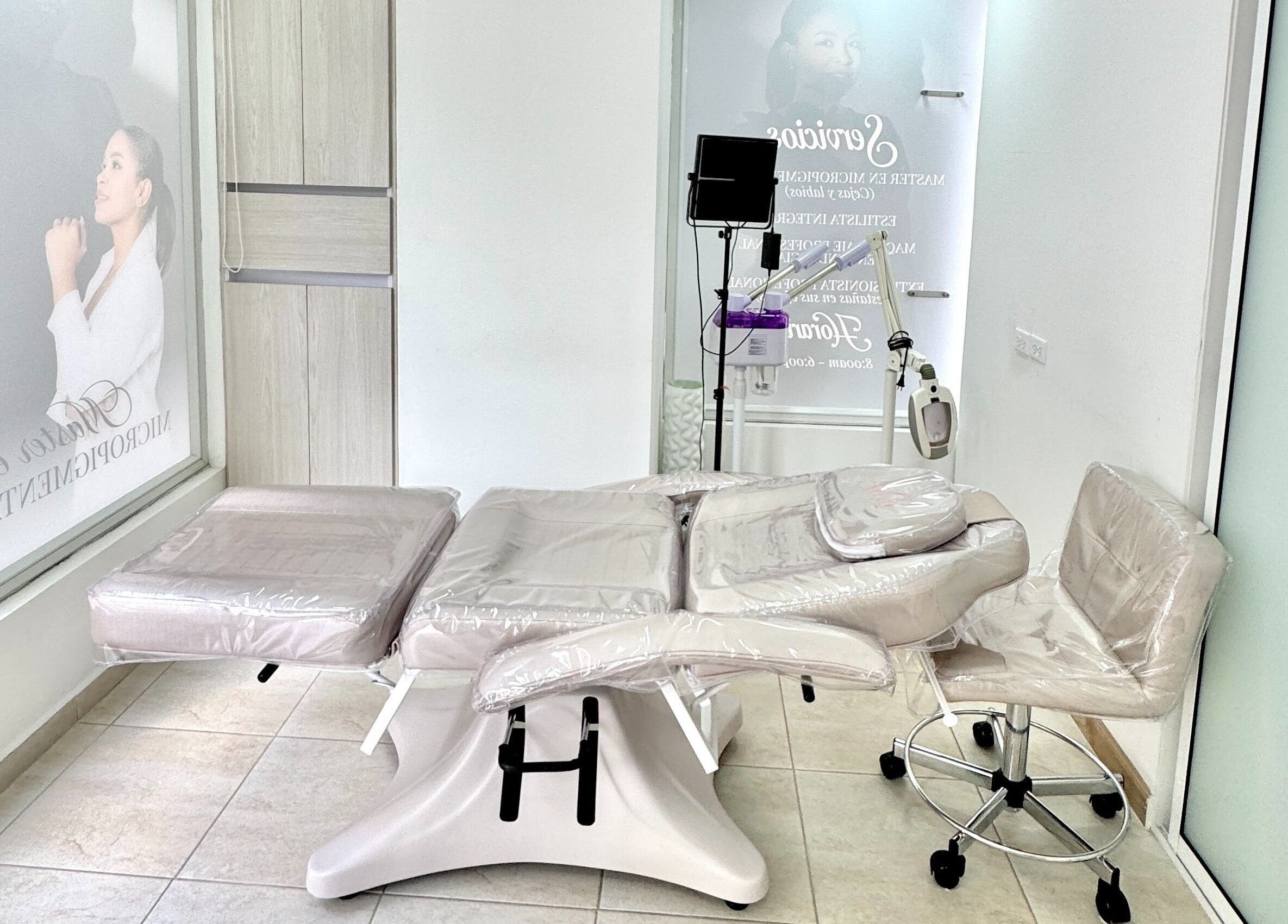 Sala de tratamiento en Luxury Beauty Sabaneta, Antioquia, CO, con camilla cómoda y equipamiento moderno.