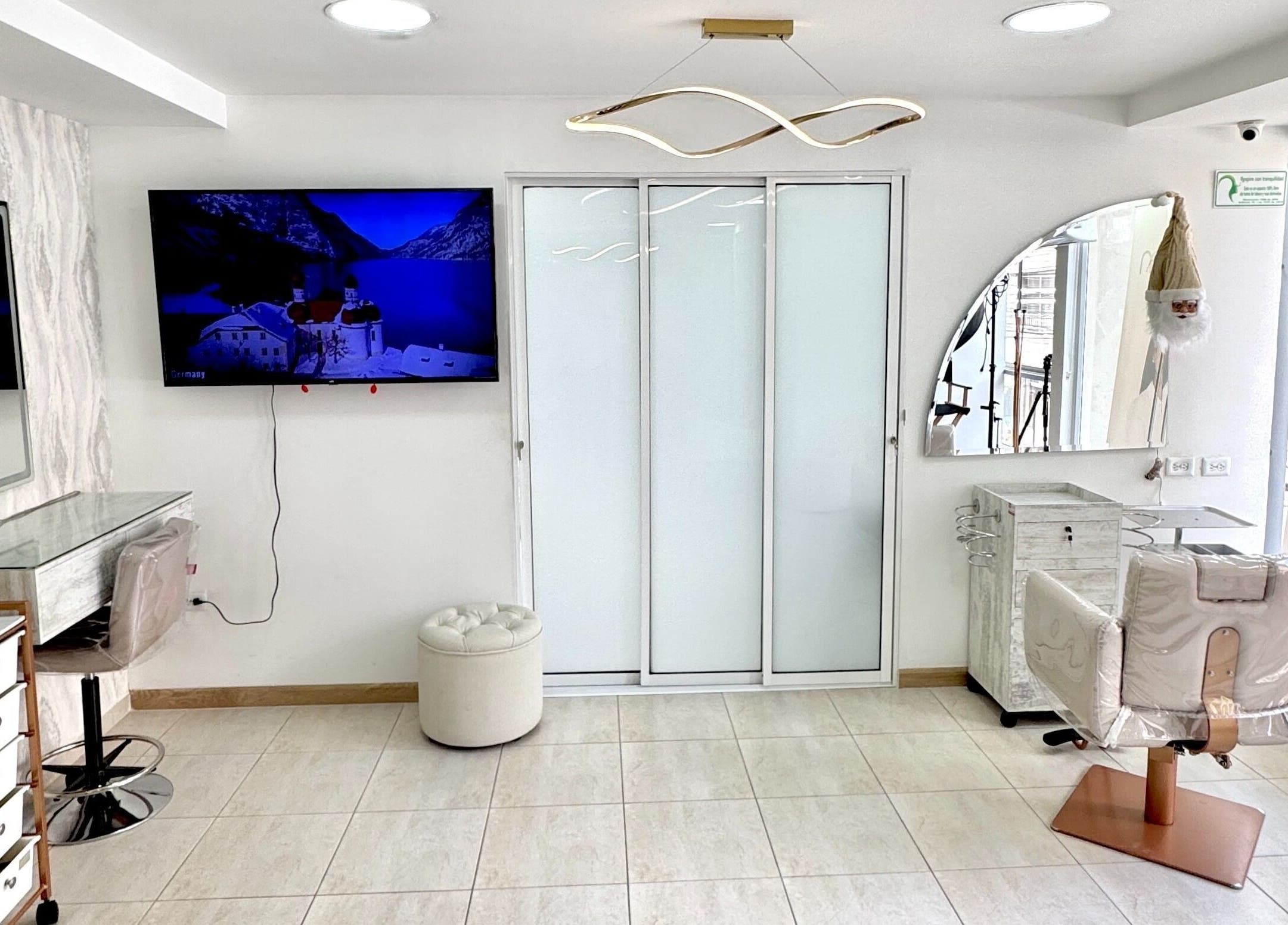 Sala moderna de Luxury Beauty en Sabaneta, Antioquia, CO, con espejo y estación de estilismo.