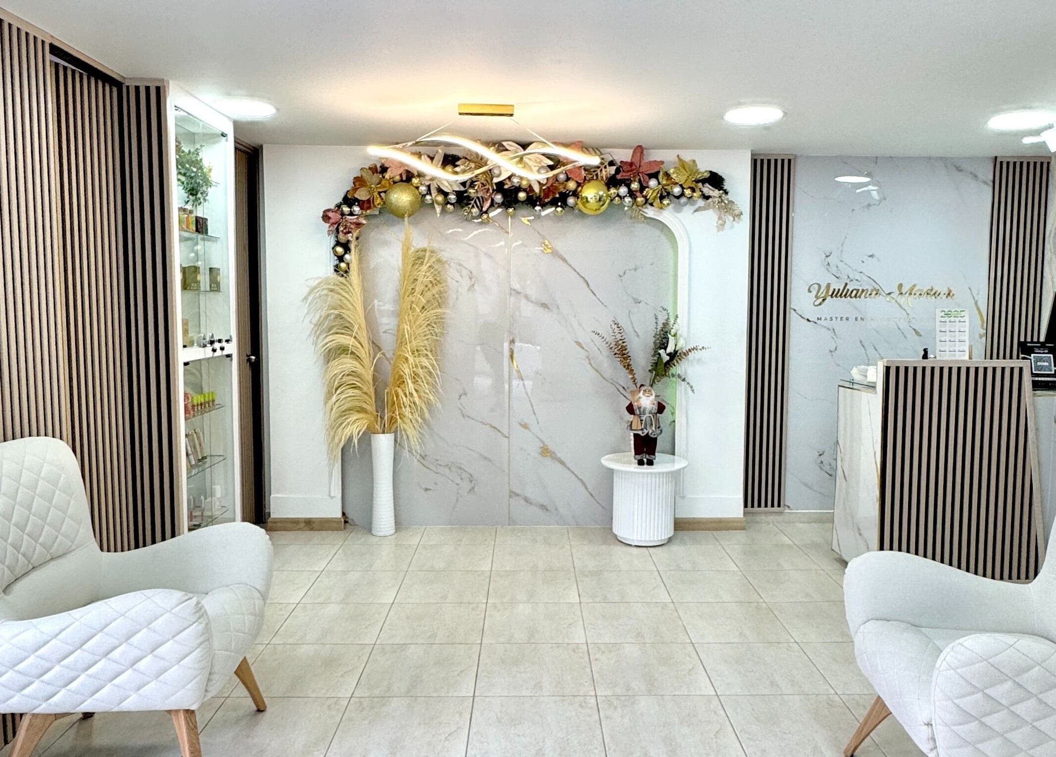 Elegante recepción en Luxury Beauty, Sabaneta, Antioquia, CO con decoración moderna y sillones blancos.