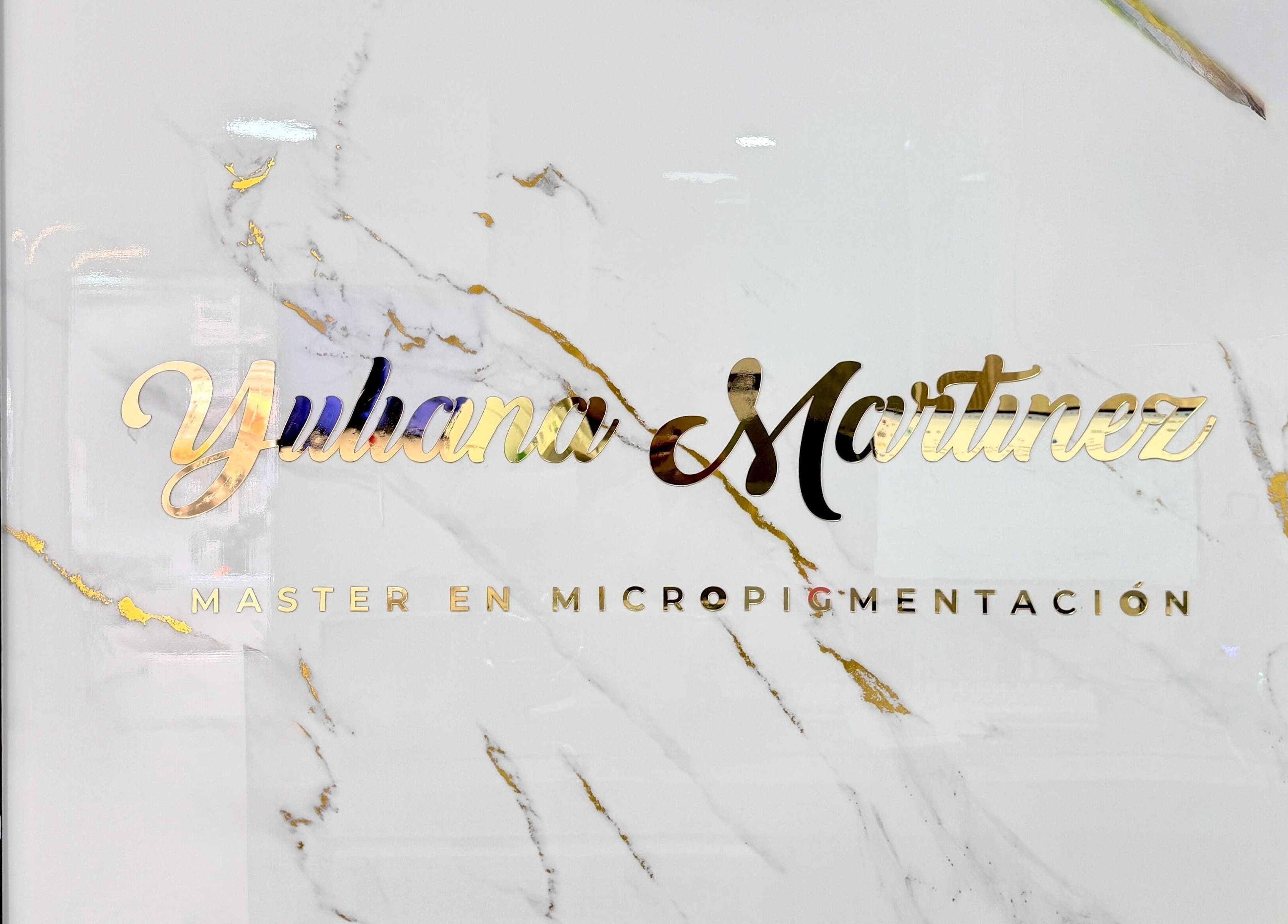 Letrero dorado de Luxury Beauty, Sabaneta, Antioquia, CO, destacando su exclusividad en micropigmentación.