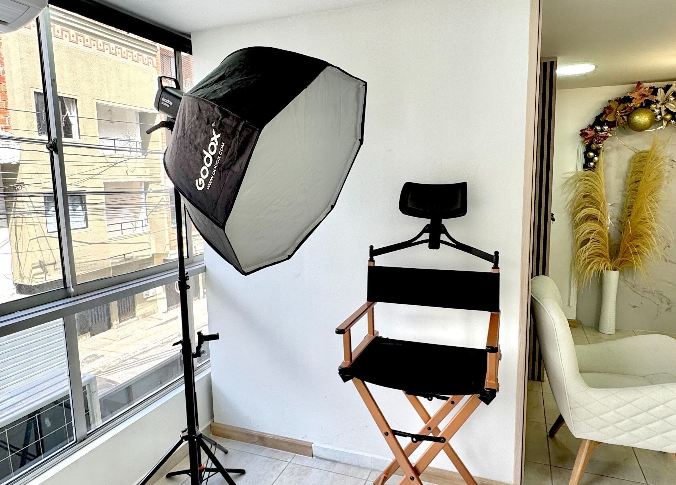 Estudio de fotografía en Luxury Beauty, Sabaneta, Antioquia, CO con silla estilista y luz profesional.