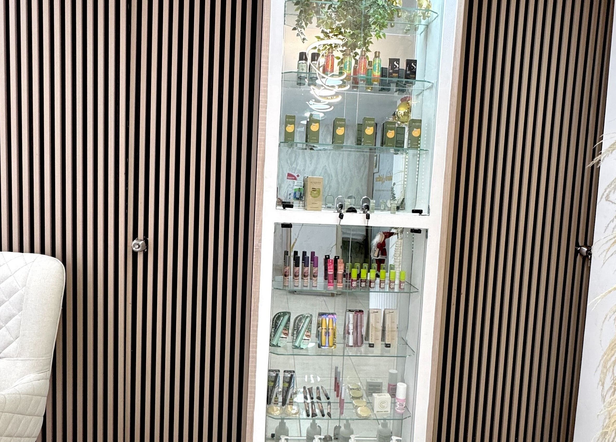 Vitrina con productos de belleza en Luxury Beauty, Sabaneta, Antioquia, CO, destacando cosméticos y cuidado personal.