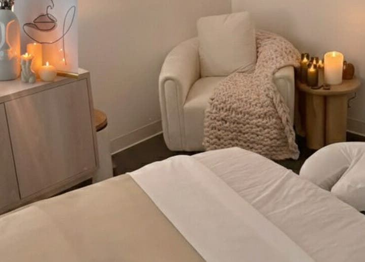 Espace détente à Studio by MS, Genève, Genève, CH, avec bougies et fauteuil accueillant.