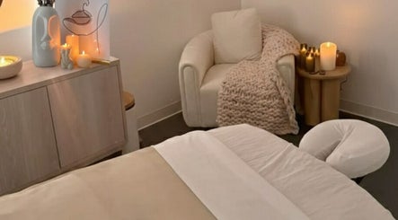 Espace détente à Studio by MS, Genève, Genève, CH, avec bougies et fauteuil accueillant.