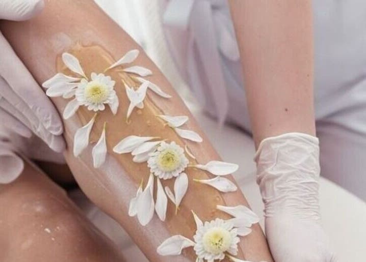 Waxing floral sur jambe au Studio by MS à Genève, Genève, CH. Expertise apaisante et esthétique unique.