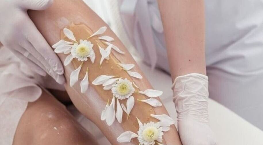 Waxing floral sur jambe au Studio by MS à Genève, Genève, CH. Expertise apaisante et esthétique unique.