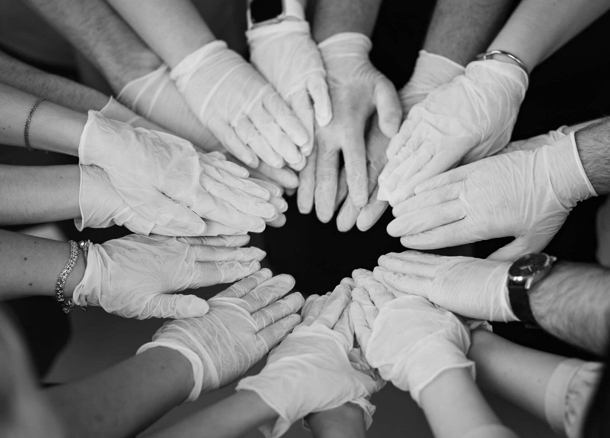 Руки в перчатках объединены в круг на клинике Dr.Tatiana Pohrebniak, Касабланка, Касабланка-Сеттат, MA.