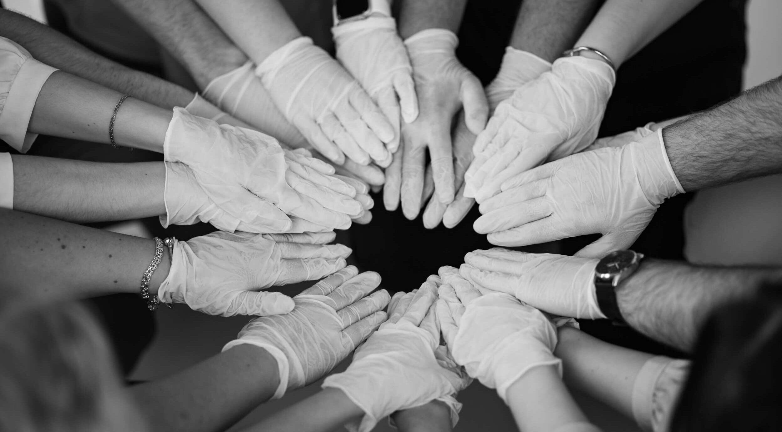 Руки в перчатках объединены в круг на клинике Dr.Tatiana Pohrebniak, Касабланка, Касабланка-Сеттат, MA.