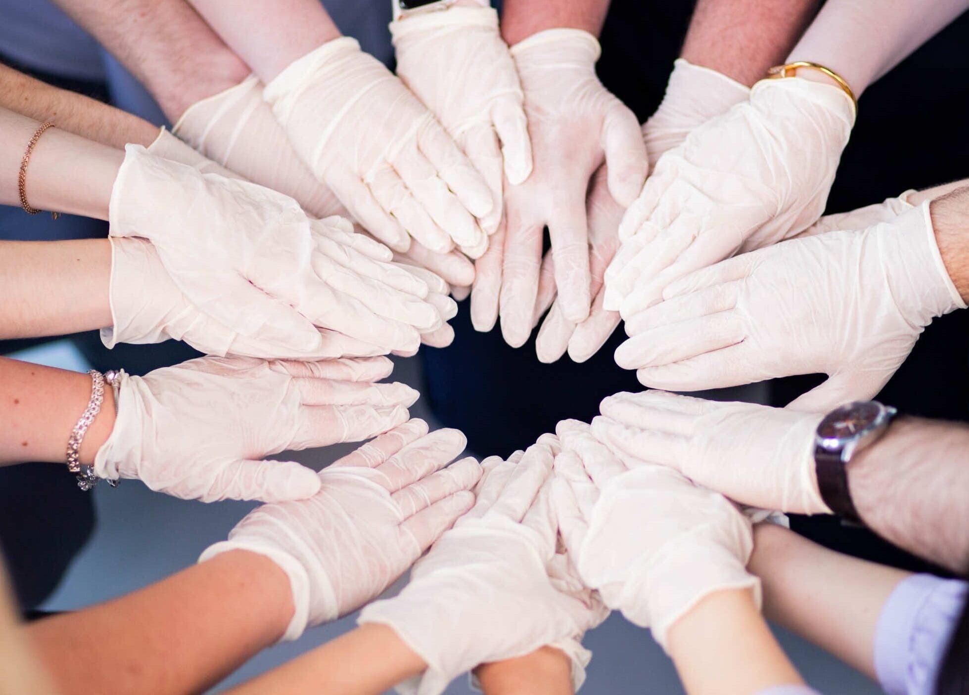 Команда Dr.Tatiana Pohrebniak в перчатках, создающая круг. Casablanca, Casablanca-settat, MA.