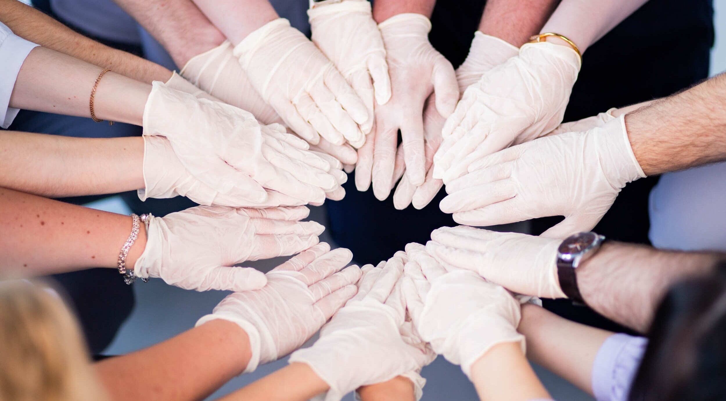 Команда Dr.Tatiana Pohrebniak в перчатках, создающая круг. Casablanca, Casablanca-settat, MA.